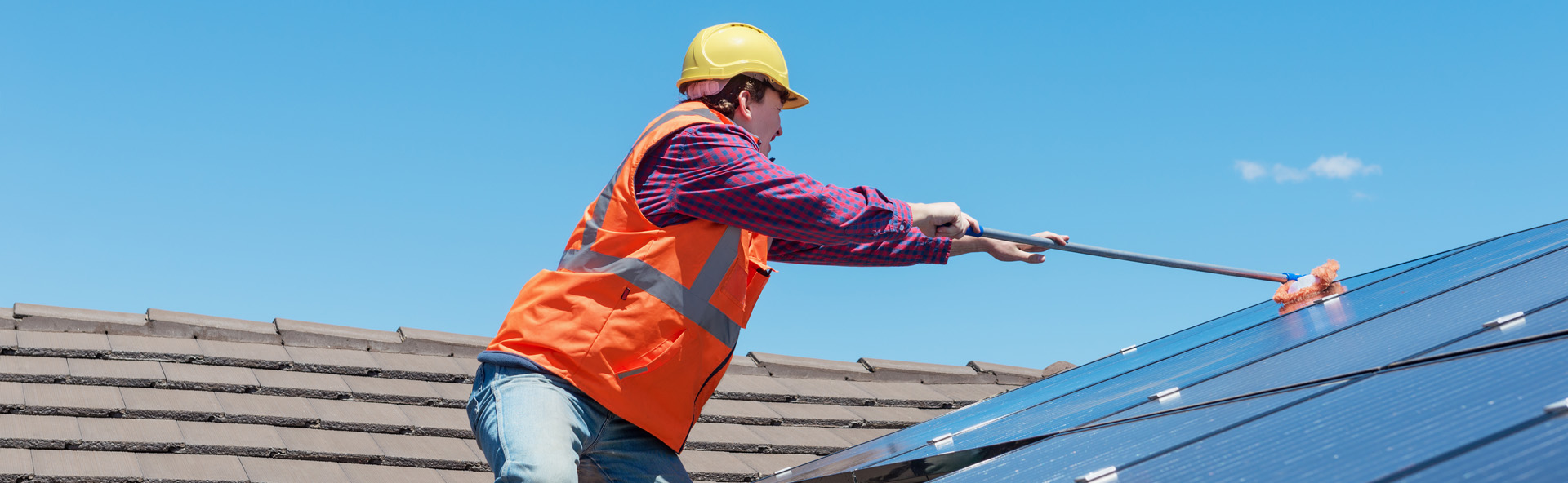 Zonnepanelen reinigen glazenwasserke